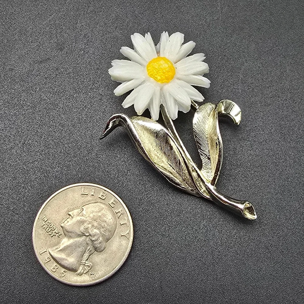 Sarah Coventry Daisy Flower Brooch Spring Floral Summer